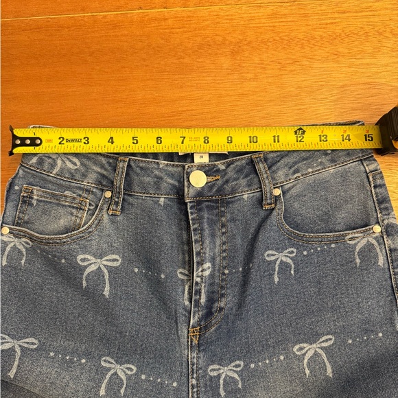 Size 28 “And Now This” Straight Leg Jean Bow Print High Rise - Picture 5 of 5